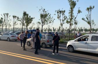 總部職工協(xié)助利津縣高級中學(xué)開學(xué)當日現(xiàn)場梳理交通